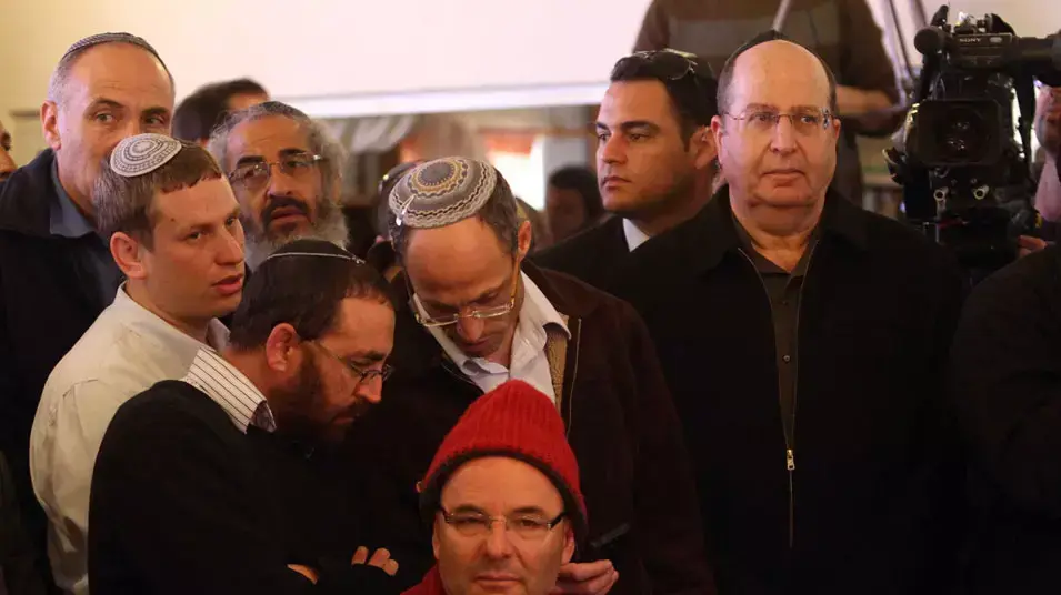 בוגי יעלון בהלוויתו של הרב מנחם פרומן, מרץ 2013 בוגי יעלון בהלוויתו של הרב מנחם פרומן, מרץ 2013