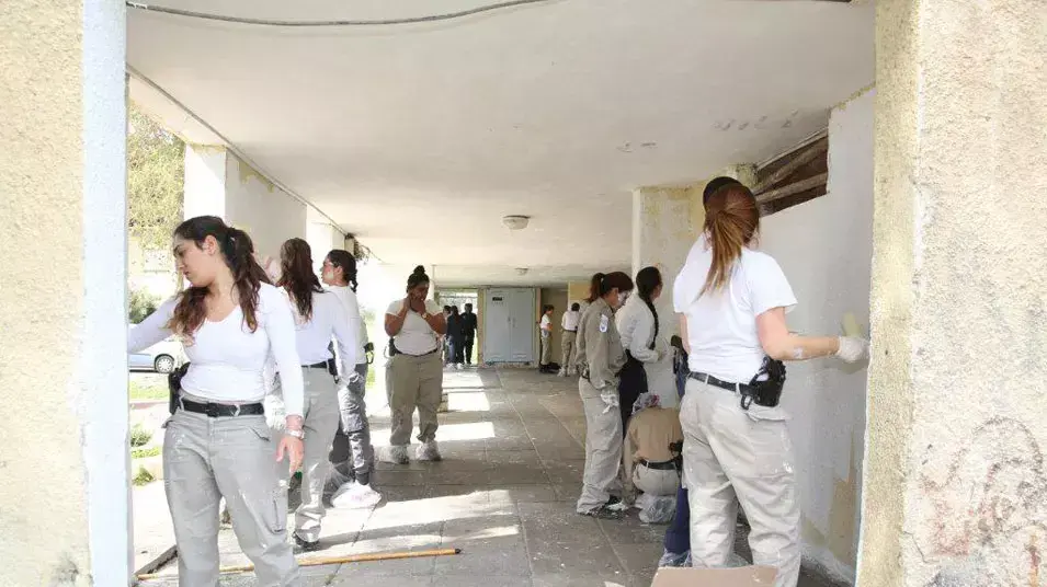 יום המעשים הטובים- שוטרות מנקות בקרית אתא, מרץ 2013