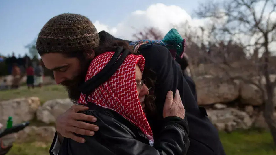 איברהים אבו אל אווה בהלוייתו של הרב מנחם פרומן בתקוע, מרץ 2013