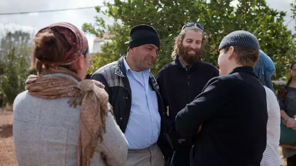 פלסטינים ומתנחלים בהלוייתו של הרב מנחם פרומן בתקוע, מרץ 2013 פלסטינים ומתנחלים בהלוייתו של הרב מנחם פרומן בתקוע, מרץ 2013