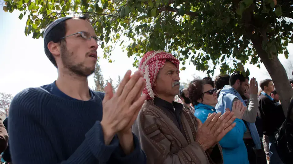 פלסטינים ומתנחלים בהלוייתו של הרב מנחם פרומן בתקוע, מרץ 2013 פלסטינים ומתנחלים בהלוייתו של הרב מנחם פרומן בתקוע, מרץ 2013