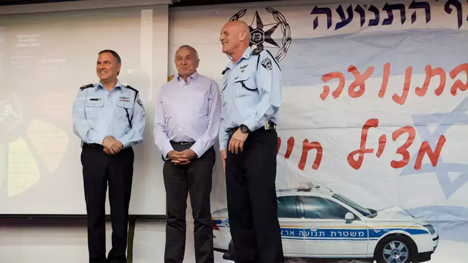 ניצב ברונו שטיין מפקד משטרת התנועה, המפכ"ל יוחנן דנינו והשר לביטחון פנים יצחק אהרונוביץ בטקס משטרת התנועה, מרץ 2013 ניצב ברונו שטיין מפקד משטרת התנועה, המפכ"ל יוחנן דנינו והשר לביטחון פנים יצחק אהרונוביץ בטקס משטרת התנועה, מרץ 2013