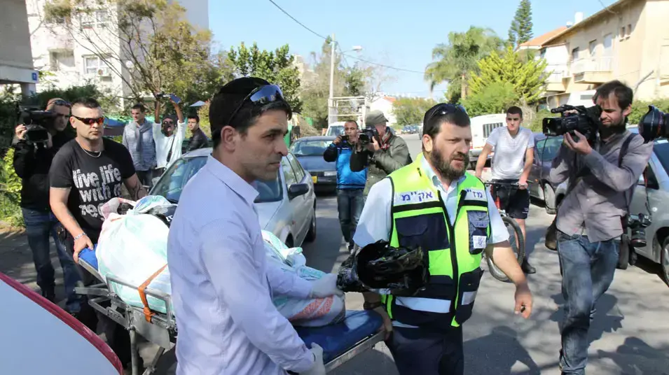 פינוי גופת הנרצחת מזירת הרצח ברחוב דוד ילין בנתניה, מרץ 2013 פינוי גופת הנרצחת מזירת הרצח ברחוב דוד ילין בנתניה, מרץ 2013