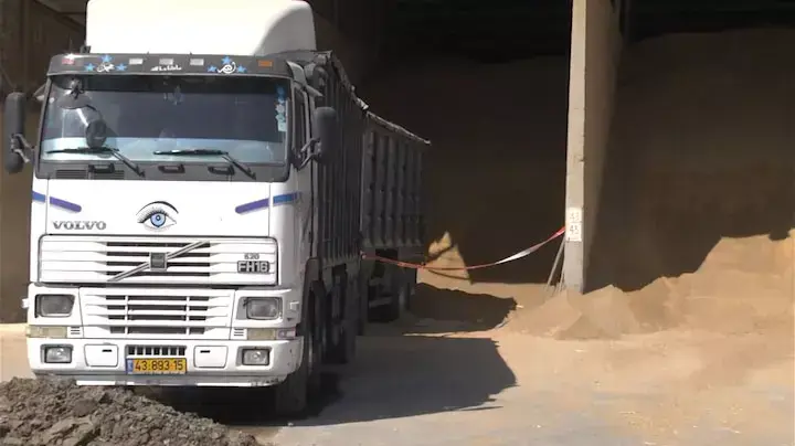 נהג משאית נקבר תחת ערימת מזון פרות - ומת