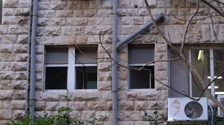 החלון בבית המשפט ממנו ברח שי כהן, האסיר סרבן הגט שנמלט בירושלים, מרץ 2013 החלון בבית המשפט ממנו ברח שי כהן, האסיר סרבן הגט שנמלט בירושלים, מרץ 2013