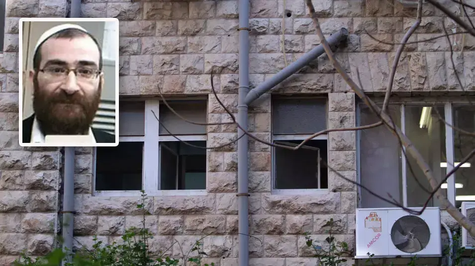 החלון בבית המשפט ממנו ברח שי כהן, האסיר סרבן הגט שנמלט בירושלים, מרץ 2013 החלון בבית המשפט ממנו ברח שי כהן, האסיר סרבן הגט שנמלט בירושלים, מרץ 2013