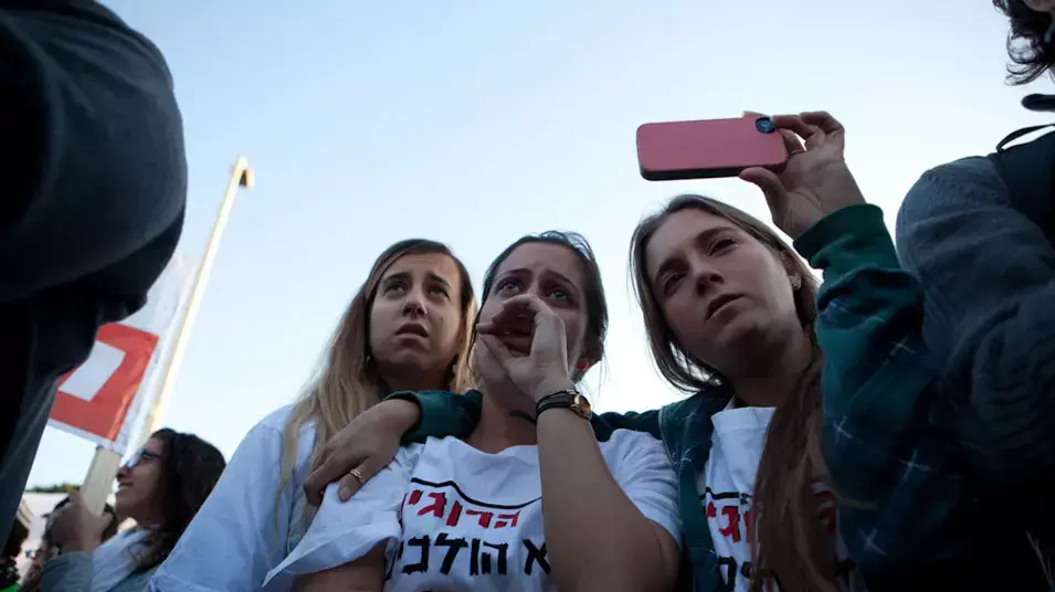 הפגנת מחאה בציר ז'בוטינסקי בפתח תקווה, מרץ 2013 הפגנת מחאה בציר ז'בוטינסקי בפתח תקווה, מרץ 2013