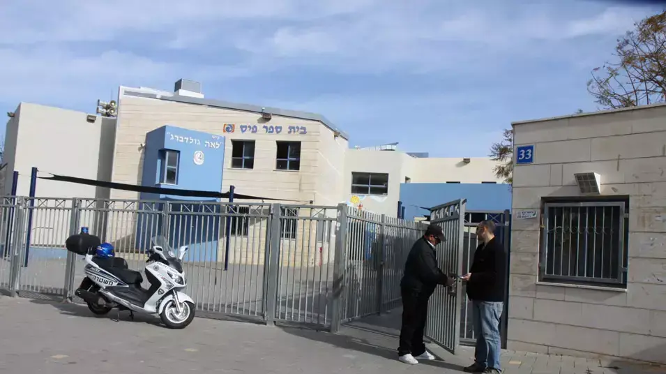 נשק נחטף ממאבטח בבית הספר לאה גולדברג בנתניה, מרץ 2013