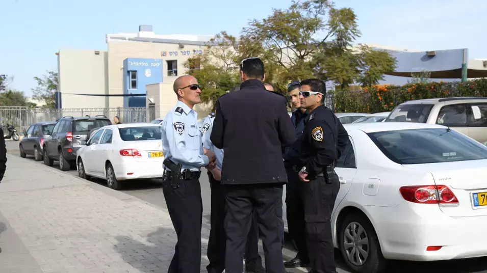 נשק נחטף ממאבטח בבית הספר לאה גולדברג בנתניה, מרץ 2013