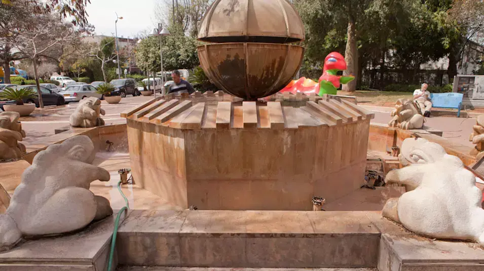 דגים מתים פוזרו במזרקה בגן הרצל בחולון והמים נצבעו אדום. מרץ 2013 דגים מתים פוזרו במזרקה בגן הרצל בחולון והמים נצבעו אדום. מרץ 2013