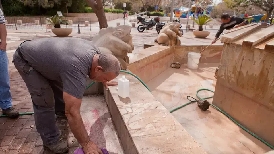 דגים מתים פוזרו במזרקה בגן הרצל בחולון והמים נצבעו אדום. מרץ 2013 דגים מתים פוזרו במזרקה בגן הרצל בחולון והמים נצבעו אדום. מרץ 2013
