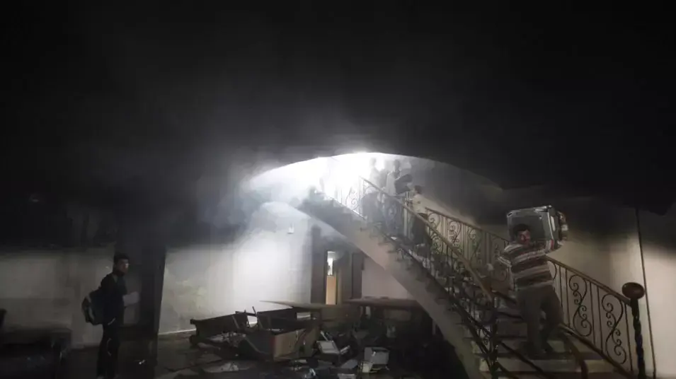 מבנה התאחדות הכדורגל המצרית בקהיר, לאחר שאוהדים של קבוצת "אל אהלי" הציתו אותו במחאה על הכרעת הדין במשפט על אסון הכדורגל בפורט סעיד מבנה התאחדות הכדורגל המצרית בקהיר, לאחר שאוהדים של קבוצת "אל אהלי" הציתו אותו במחאה על הכרעת הדין במשפט על אסון הכדורגל בפורט סעיד
