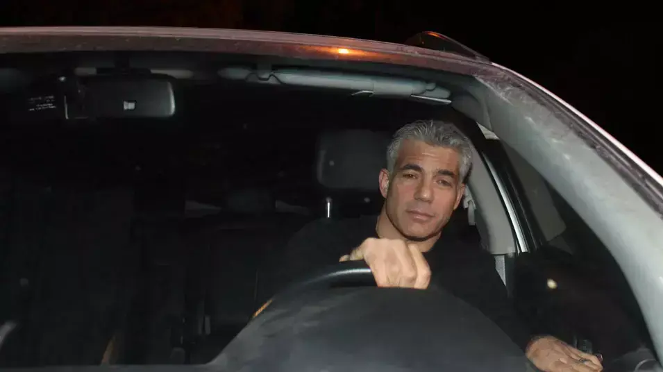 יאיר לפיד מגיע לפגישה עם נפתלי בנט, אביגדור ליברמן ובנימין נתניהו לסגור את הרכבת הקואליציה, 10 במרץ 2013