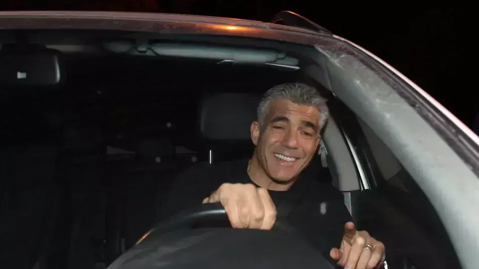 יאיר לפיד מגיע לפגישה עם נפתלי בנט, אביגדור ליברמן ובנימין נתניהו לסגור את הרכבת הקואליציה, 10 במרץ 2013 יאיר לפיד מגיע לפגישה עם נפתלי בנט, אביגדור ליברמן ובנימין נתניהו לסגור את הרכבת הקואליציה, 10 במרץ 2013