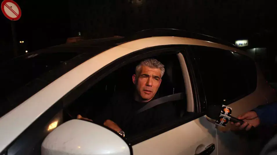 יו"ר יש עתיד יאיר לפיד יוצא מהפגישה עם ראש הממשלה בנימין נתניהו, נפתלי בנט ואביגדור ליברמן, 10 במרץ 2013 יו"ר יש עתיד יאיר לפיד יוצא מהפגישה עם ראש הממשלה בנימין נתניהו, נפתלי בנט ואביגדור ליברמן, 10 במרץ 2013