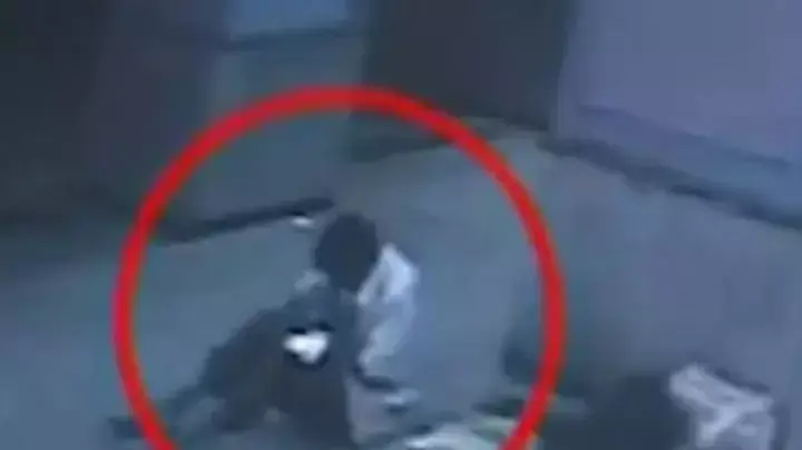 תינוק נחטף מזרועות אמו בתחנת הרכבת תינוק נחטף מזרועות אמו בתחנת הרכבת