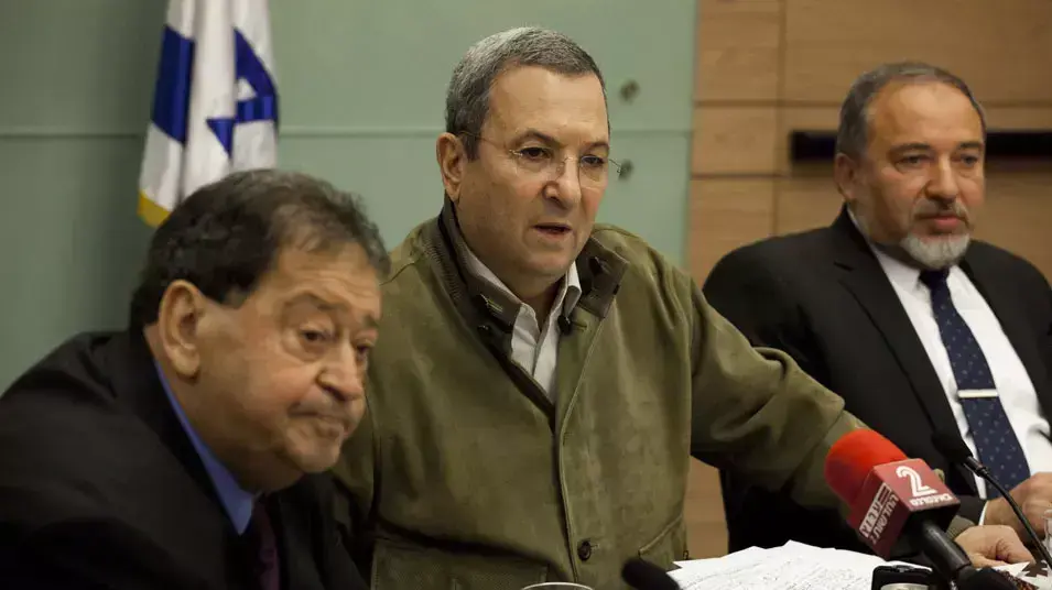 שר הביטחון אהוד ברק, ח"כ אביגדור ליברמן וח"כ בן אליעזר בוועדת החוץ והביטחון בכנסת, מרץ 2013 שר הביטחון אהוד ברק, ח"כ אביגדור ליברמן וח"כ בן אליעזר בוועדת החוץ והביטחון בכנסת, מרץ 2013