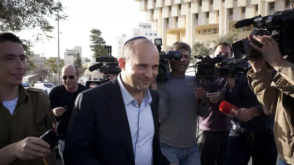 נפתלי בנט יוצא ממשרד ראש הממשלה בירושלים לאחר שנפגש שם עם יאיר לפיד ובנימין נתניהו נפתלי בנט יוצא ממשרד ראש הממשלה בירושלים לאחר שנפגש שם עם יאיר לפיד ובנימין נתניהו