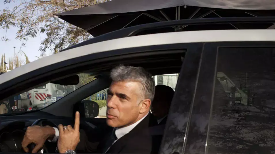 יאיר לפיד יוצא ממשרד ראש הממשלה בירושלים לאחר שנפגש שם עם בנימין נתניהו ועם נפתלי בנט יאיר לפיד יוצא ממשרד ראש הממשלה בירושלים לאחר שנפגש שם עם בנימין נתניהו ועם נפתלי בנט