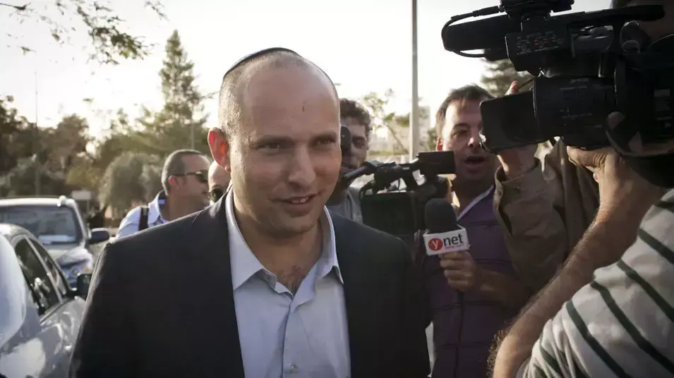 נפתלי בנט יוצא ממשרד ראש הממשלה בירושלים לאחר שנפגש שם עם יאיר לפיד ובנימין נתניהו נפתלי בנט יוצא ממשרד ראש הממשלה בירושלים לאחר שנפגש שם עם יאיר לפיד ובנימין נתניהו