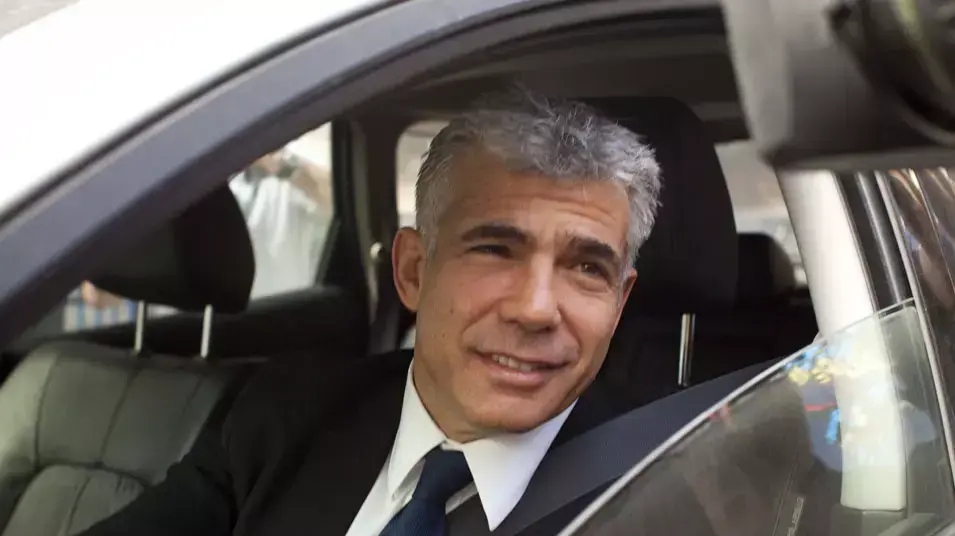יאיר לפיד מגיע לפגישה עם ראש הממשלה בנימין נתניהו ונפתלי בנט, מרץ 2013 יאיר לפיד מגיע לפגישה עם ראש הממשלה בנימין נתניהו ונפתלי בנט, מרץ 2013