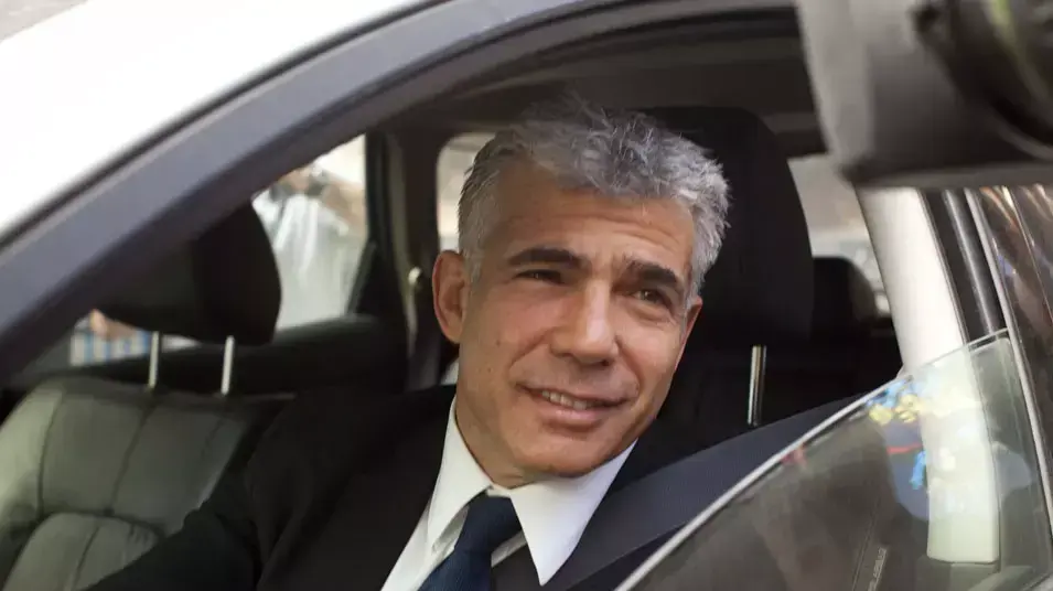 נפתלי בנט יוצא ממשרד ראש הממשלה בירושלים לאחר שנפגש שם עם יאיר לפיד ובנימין נתניהו נפתלי בנט יוצא ממשרד ראש הממשלה בירושלים לאחר שנפגש שם עם יאיר לפיד ובנימין נתניהו