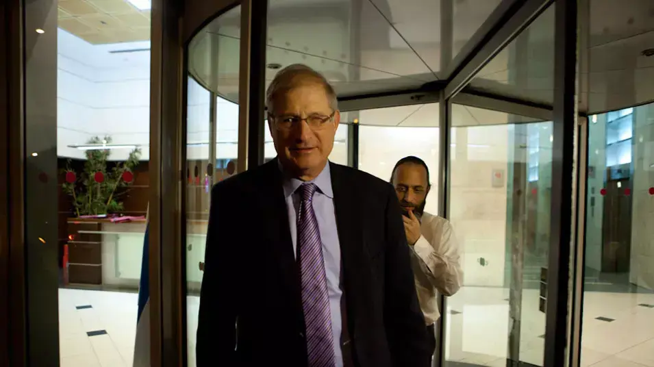 נושא: עורך הדין דוד שמרון, ראש צוות המשא ומתן הקואליציוני מטעם הליכוד ביתנו, מגיע לישיבה לשם הקמת הקואליציה נושא: עורך הדין דוד שמרון, ראש צוות המשא ומתן הקואליציוני מטעם הליכוד ביתנו, מגיע לישיבה לשם הקמת הקואליציה