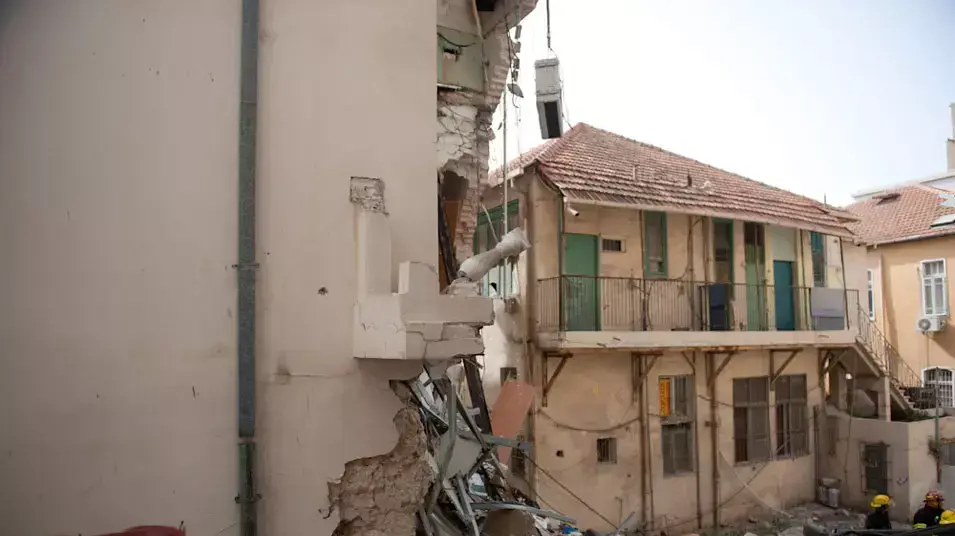 בנין שקרס ברחוב נחלת בנימין, מרץ 2013 בנין שקרס ברחוב נחלת בנימין, מרץ 2013