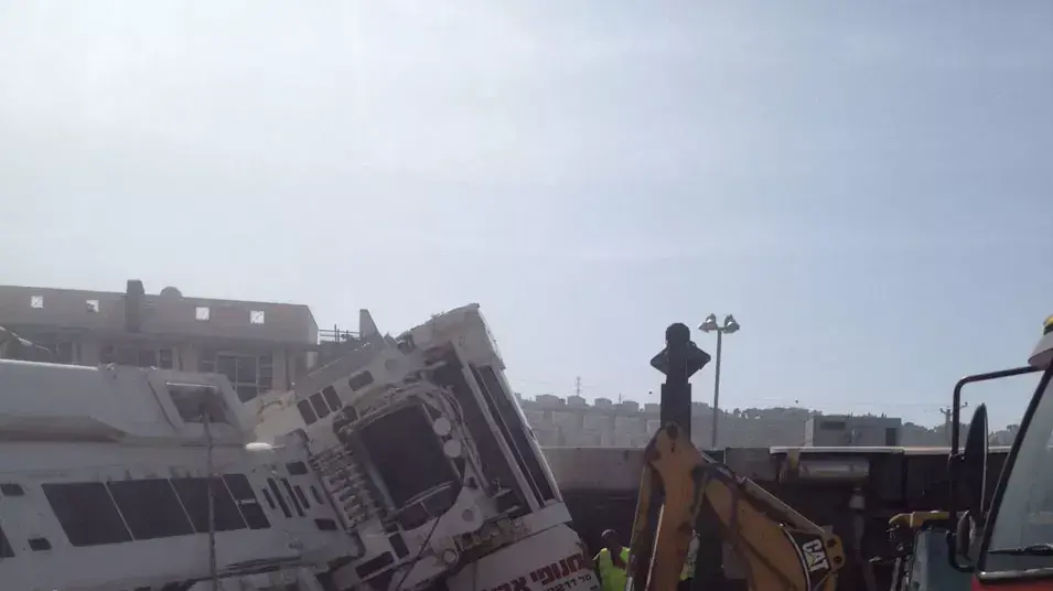אדם נמחץ למוות על ידי מנוף שהתהפך בחיפה, מרץ 2013 אדם נמחץ למוות על ידי מנוף שהתהפך בחיפה, מרץ 2013