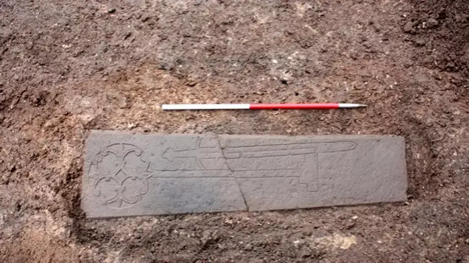 קבר של אביר מימי הביניים שאותר באדינבורו, סקוטלנד קבר של אביר מימי הביניים שאותר באדינבורו, סקוטלנד