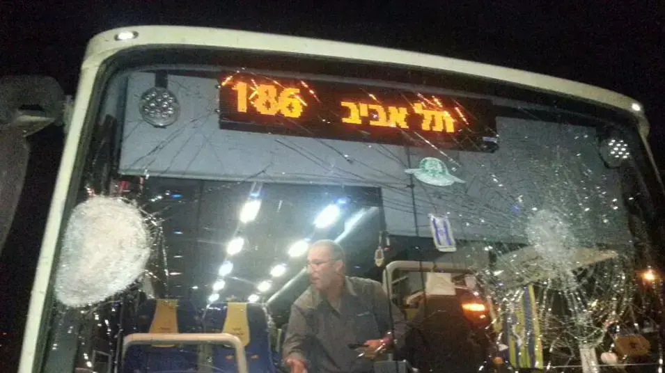 האוטובוס שנפגע מידוי האבנים האוטובוס שנפגע מידוי האבנים