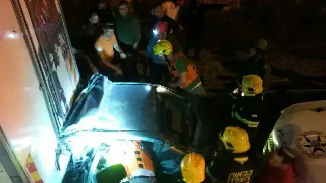 התאונה בין המכונית הפרטית לבין המשאית כתוצאה מיידוי האבנים ליד אריאל התאונה בין המכונית הפרטית לבין המשאית כתוצאה מיידוי האבנים ליד אריאל