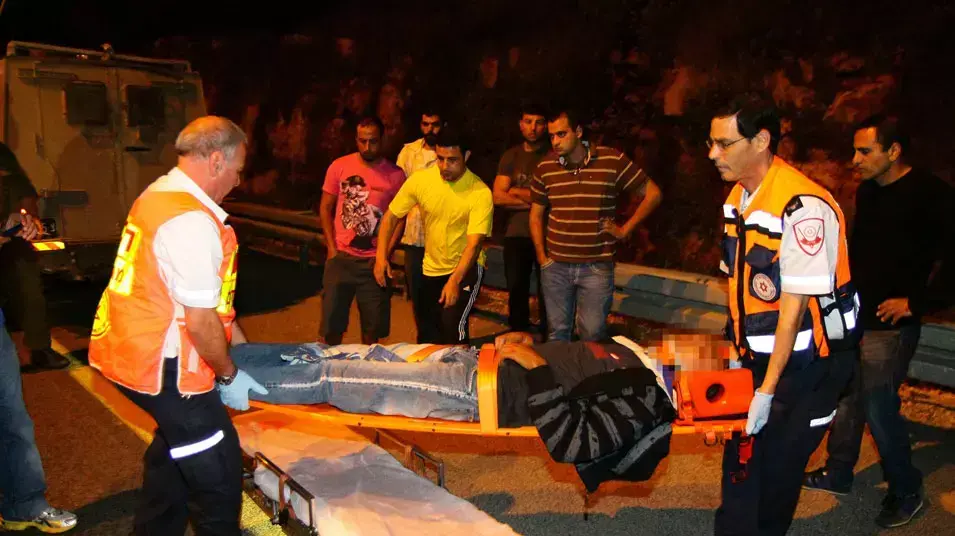 פינוי נהג המשאית שנפצע מיידוי האבנים פינוי נהג המשאית שנפצע מיידוי האבנים