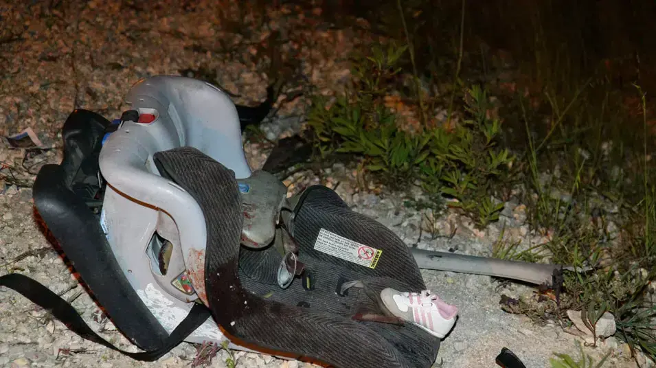 כסא תינוק שהועף מהמכונית שנפגעה. זירת האירוע ליד אריאל, הערב כסא תינוק שהועף מהמכונית שנפגעה. זירת האירוע ליד אריאל, הערב