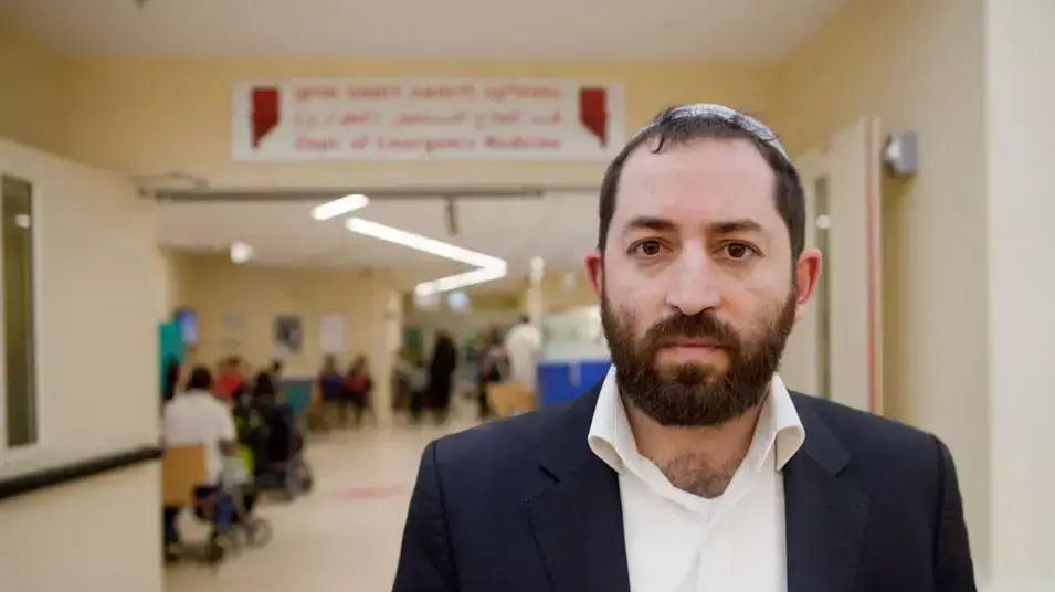רב היישוב יקיר אהרון כהן בבית החולים בילינסון, שם אושפזו פצועות הפיגוע ליד אריאל רב היישוב יקיר אהרון כהן בבית החולים בילינסון, שם אושפזו פצועות הפיגוע ליד אריאל