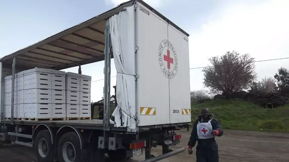 דיטה, עובד הצלב האדום שהעביר השבוע את התפוחים לסוריה. דיטה, עובד הצלב האדום שהעביר השבוע את התפוחים לסוריה.