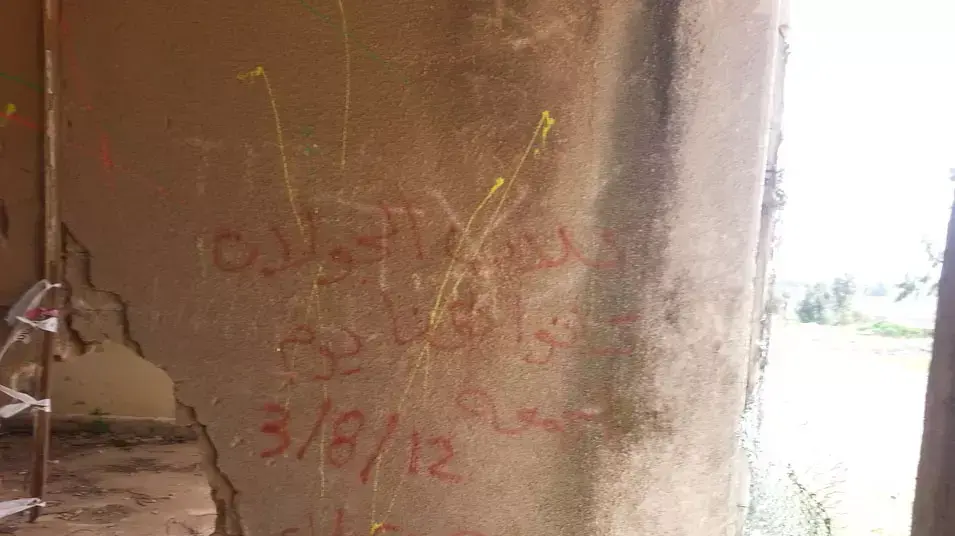 תרגום הגרפיטי מערבית לעברית : "כלבי הגולן היו כאן. יום שישי 3.8.12. בוגדים משתפי פעולה". תרגום הגרפיטי מערבית לעברית : "כלבי הגולן היו כאן. יום שישי 3.8.12. בוגדים משתפי פעולה".