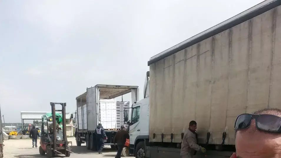 קמיל הדרוזי שמתאם את העברת התפוחים לסוריה. קמיל הדרוזי שמתאם את העברת התפוחים לסוריה.