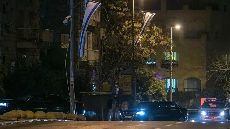 שיירת ראש הממשלה בנימין נתניהו מגיעה לבית הנשיא לבשר על השלמת הרכבת הממשלה שיירת ראש הממשלה בנימין נתניהו מגיעה לבית הנשיא לבשר על השלמת הרכבת הממשלה