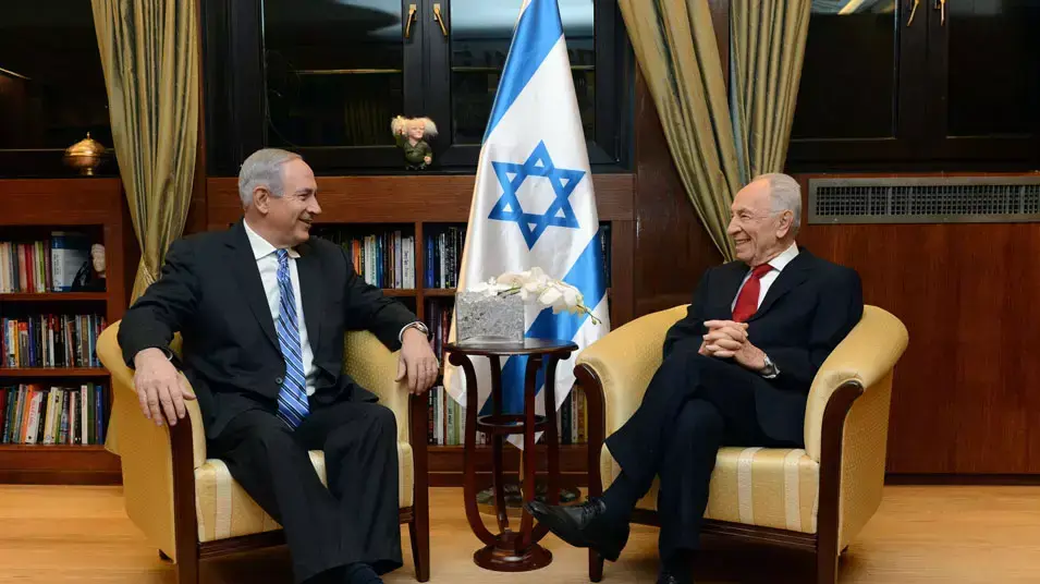 ראש הממשלה בנימין נתניהו מעדכן את הנשיא שמעון פרס שהשלים את הרכבת הממשלה ראש הממשלה בנימין נתניהו מעדכן את הנשיא שמעון פרס שהשלים את הרכבת הממשלה