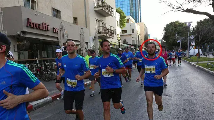 צומת הרחובות רוטשילד אלנבי (בדרך חזור) כשבעה ק"מ מתחילת המרוץ צומת הרחובות רוטשילד אלנבי (בדרך חזור) כשבעה ק"מ מתחילת המרוץ