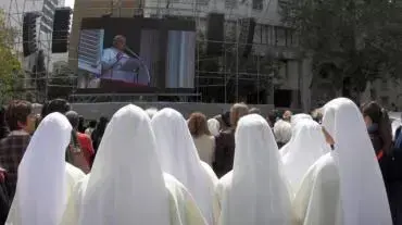 נזירות בבואנוס איירס צופות בנאום האפיפיור פרנציסקוס במסת יום ראשון, 17 מרץ 2013