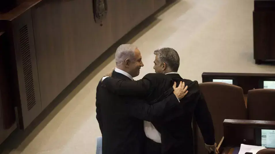 יאיר לפיד וראש הממשלה בנימין נתניהו בהשבעת הממשלה, מרץ 2013 יאיר לפיד וראש הממשלה בנימין נתניהו בהשבעת הממשלה, מרץ 2013