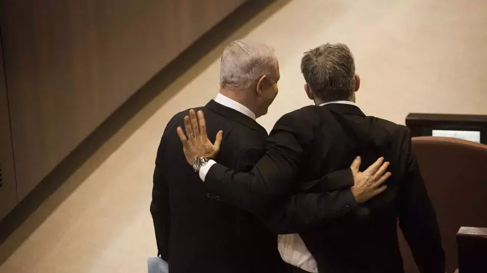 יאיר לפיד וראש הממשלה בנימין נתניהו בהשבעת הממשלה, מרץ 2013 יאיר לפיד וראש הממשלה בנימין נתניהו בהשבעת הממשלה, מרץ 2013