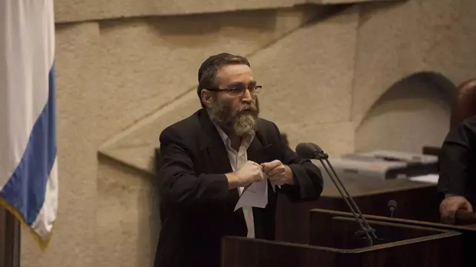 גפני נואם וקורע את דפי ההסכם הקואליציוני מעל דוכן הכנסת גפני נואם וקורע את דפי ההסכם הקואליציוני מעל דוכן הכנסת