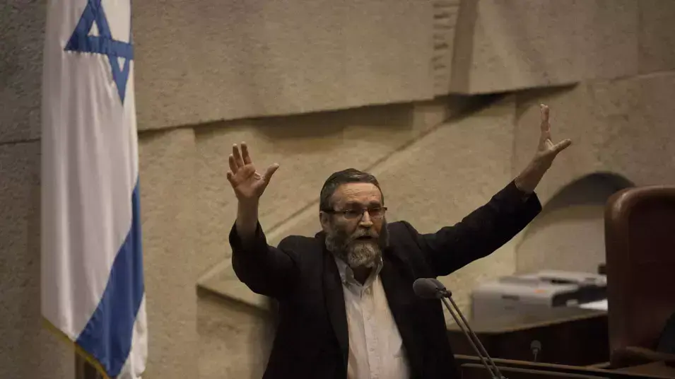 גפני נואם וקורע את דפי ההסכם הקואליציוני מעל דוכן הכנסת גפני נואם וקורע את דפי ההסכם הקואליציוני מעל דוכן הכנסת