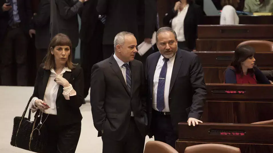 חברי סיעת הליכוד ביתנו אביגדור ליברמן, יובל שטייניץ ולימור לבנת במליאת הכנסת ביום השבעת הממשלה, מרץ 2013
