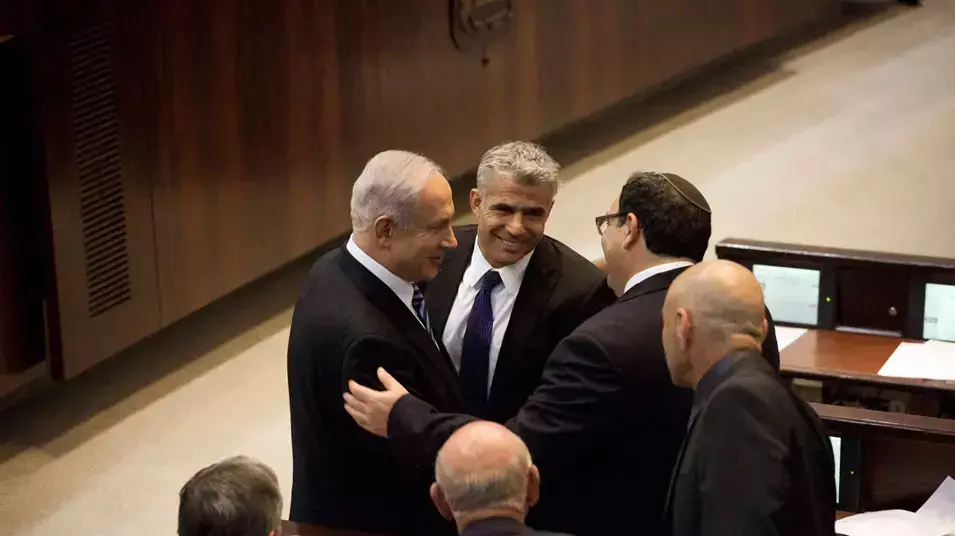 ראש הממשלה בנימין נתניהו ויאיר לפיד בסיום השבעת הממשלה ה-33, מרץ 2013 ראש הממשלה בנימין נתניהו ויאיר לפיד בסיום השבעת הממשלה ה-33, מרץ 2013