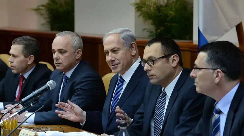 ראש הממשלה בנימין נתניהו בישיבת הממשלה הראשונה לאחר השבעת הממשלה ה-33, מרץ 2013 ראש הממשלה בנימין נתניהו בישיבת הממשלה הראשונה לאחר השבעת הממשלה ה-33, מרץ 2013