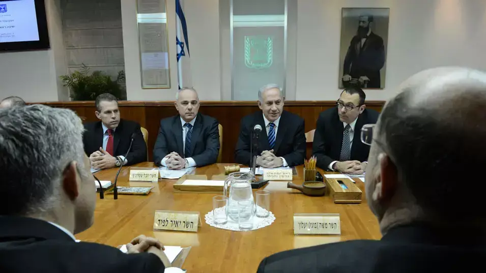 ראש הממשלה בנימין נתניהו בישיבת הממשלה הראשונה לאחר השבעת הממשלה ה-33, מרץ 2013 ראש הממשלה בנימין נתניהו בישיבת הממשלה הראשונה לאחר השבעת הממשלה ה-33, מרץ 2013